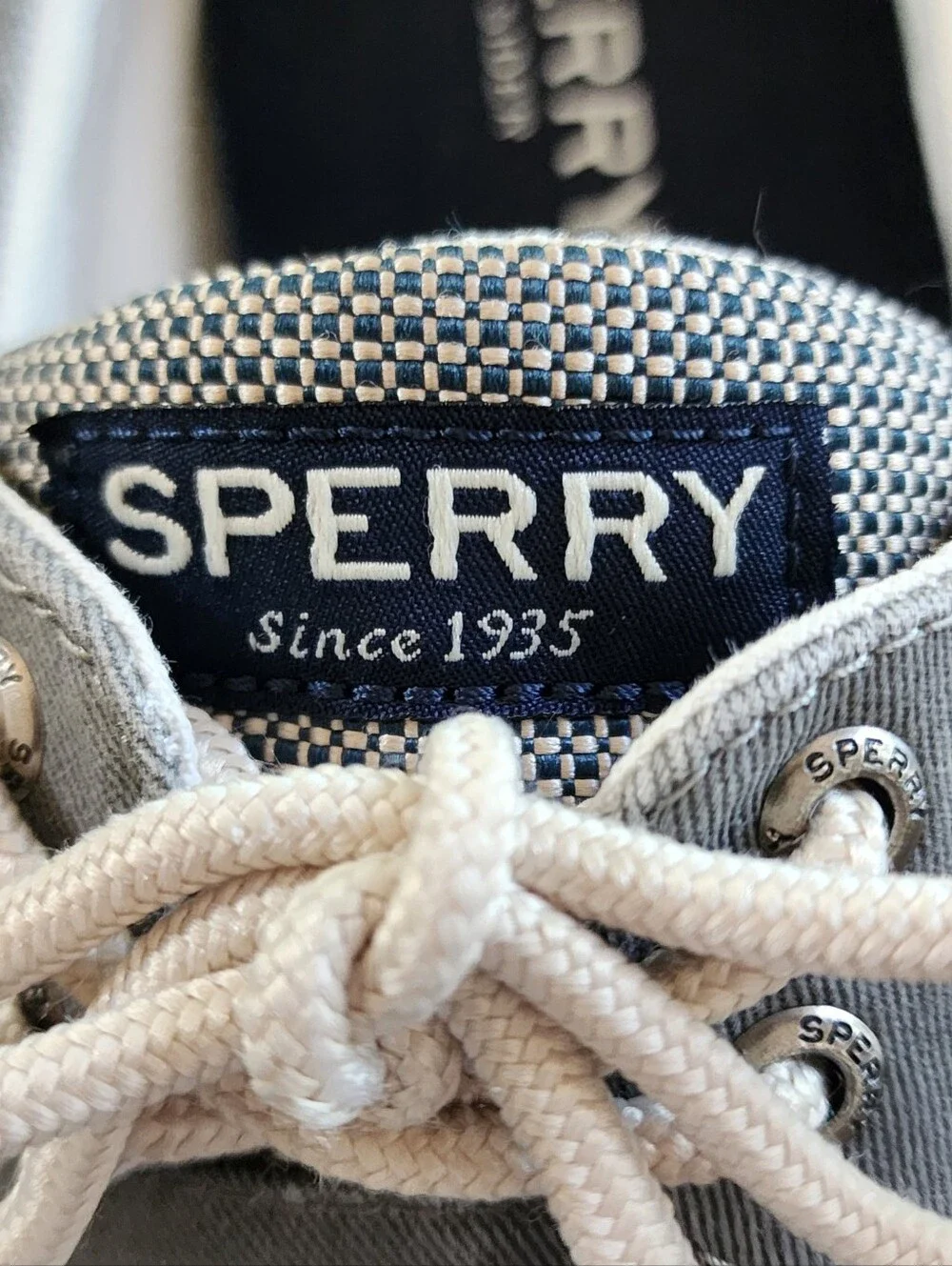 Sperry Top Siders 2 Eyelet Halyard Boat Shoes Size 9